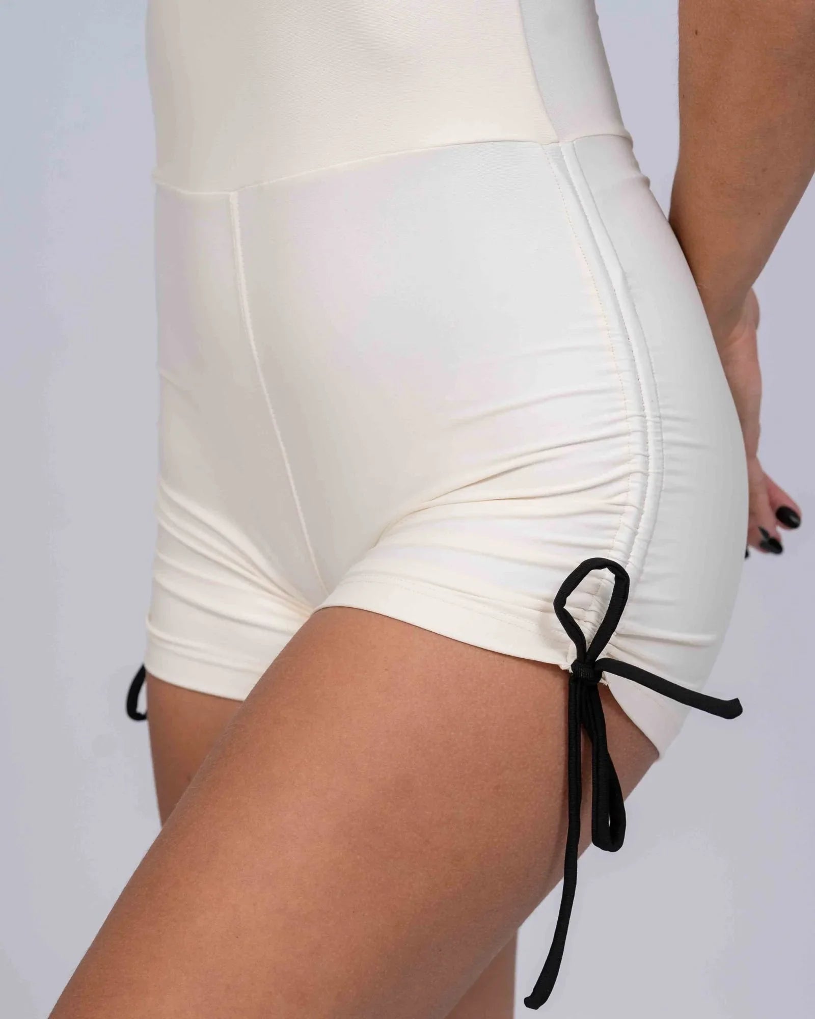 Macaquinho New Pérola Duo Off White com Super Black empina