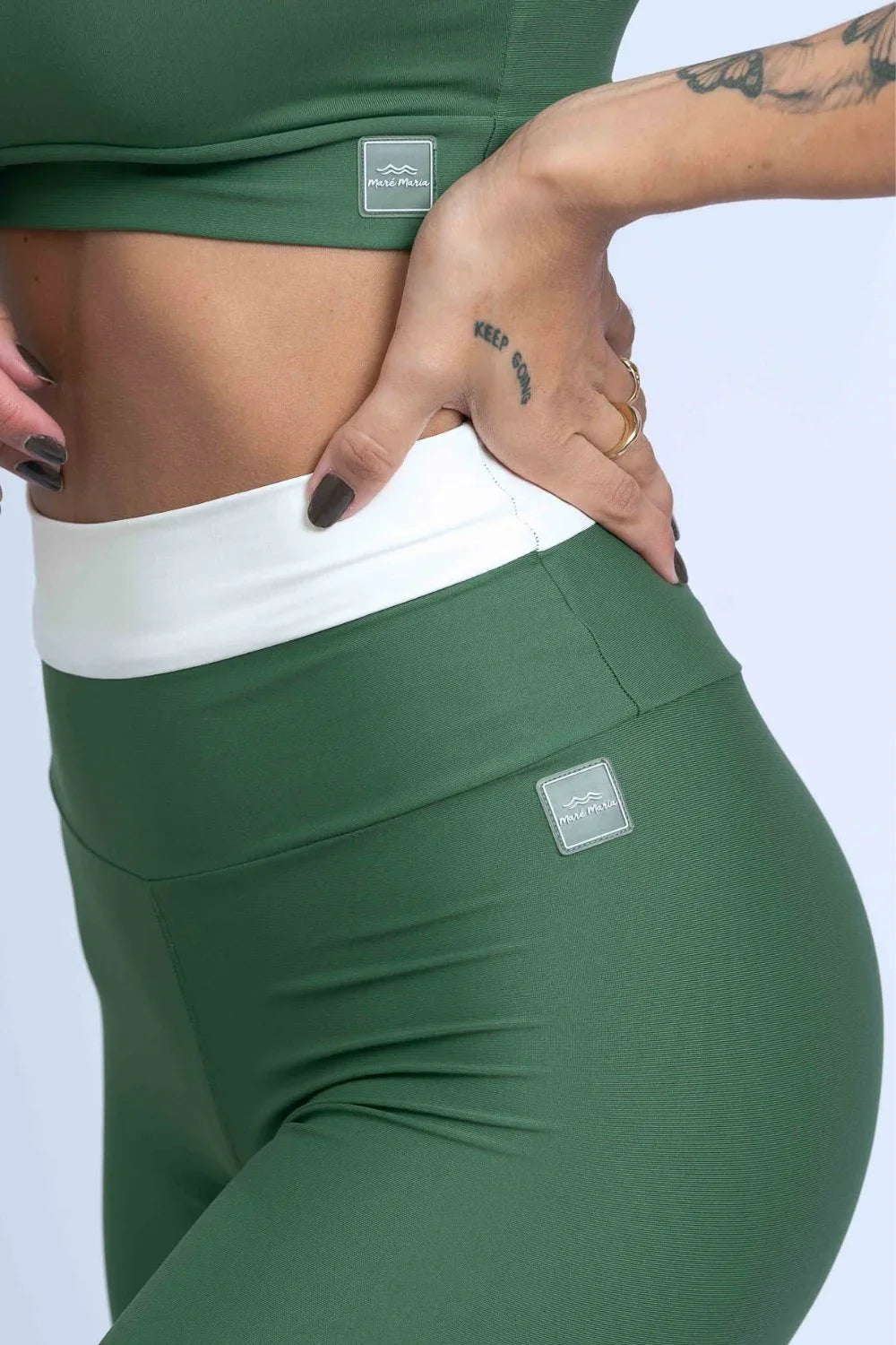 Calça legging fitness Duo Verde Militar com Off White empina bumbum