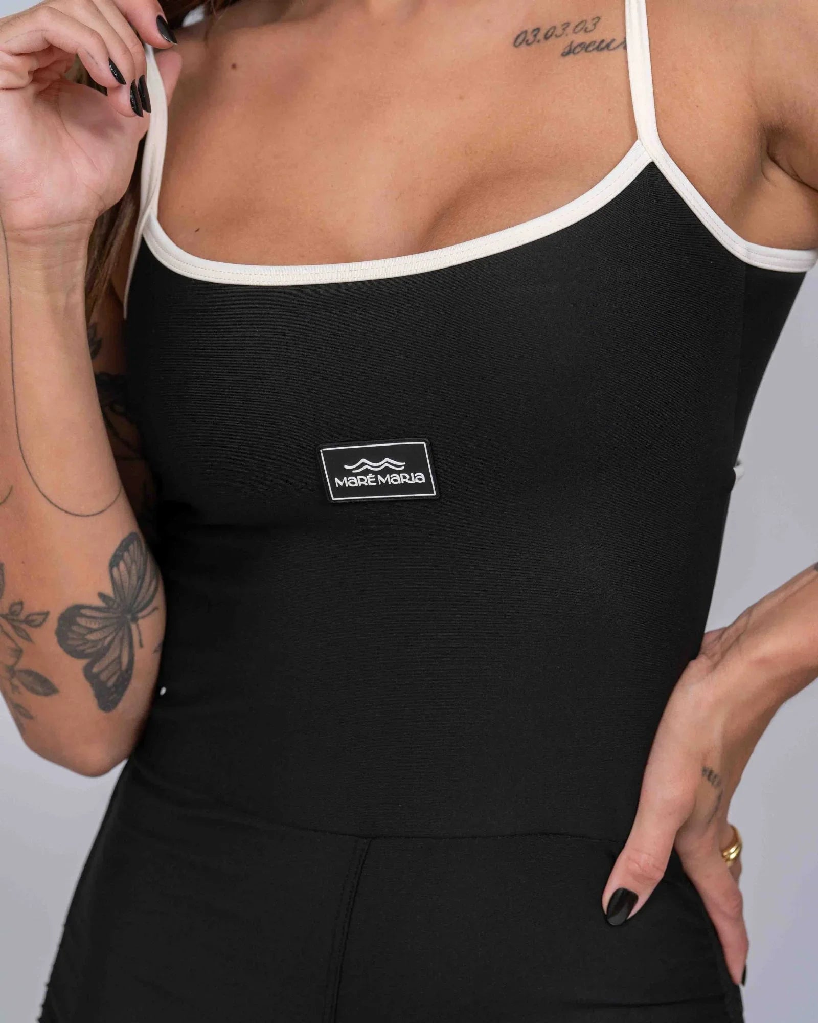 Macaquinho Fitness new Pérola Super Black e viés Off White empina bumbum