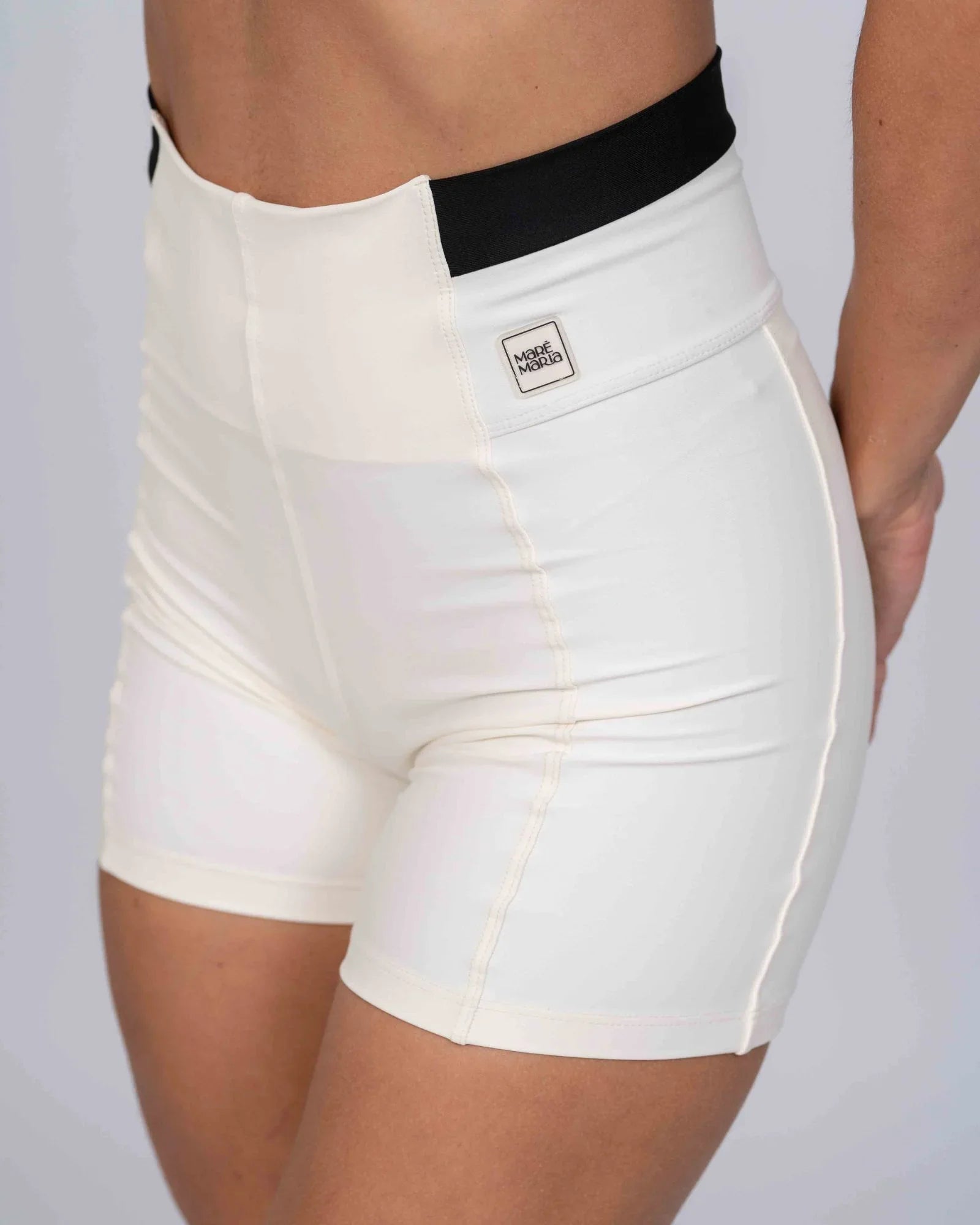 Short Fitness Classic Duo Off White com Super Black compressão sem empina bumbum
