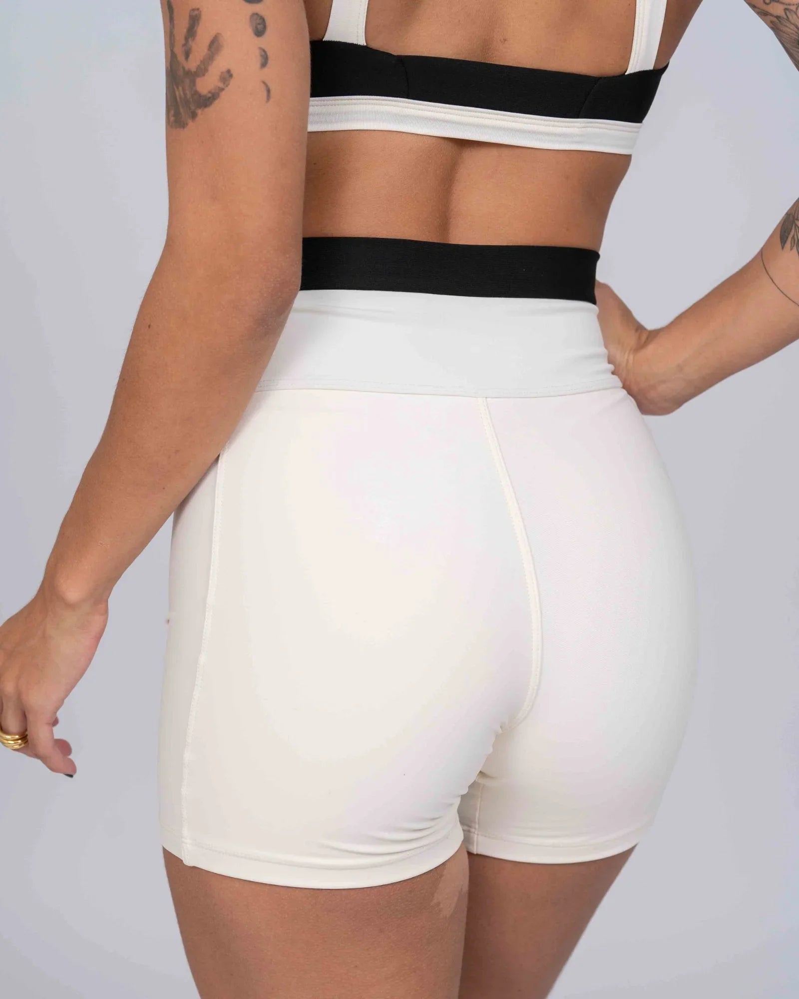 Short Fitness Classic Duo Off White com Super Black compressão sem empina bumbum