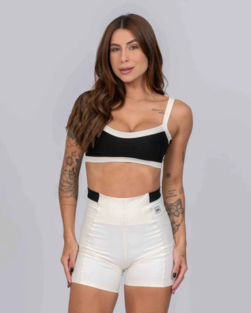 Short Fitness Classic Duo Off White com Super Black compressão sem empina bumbum
