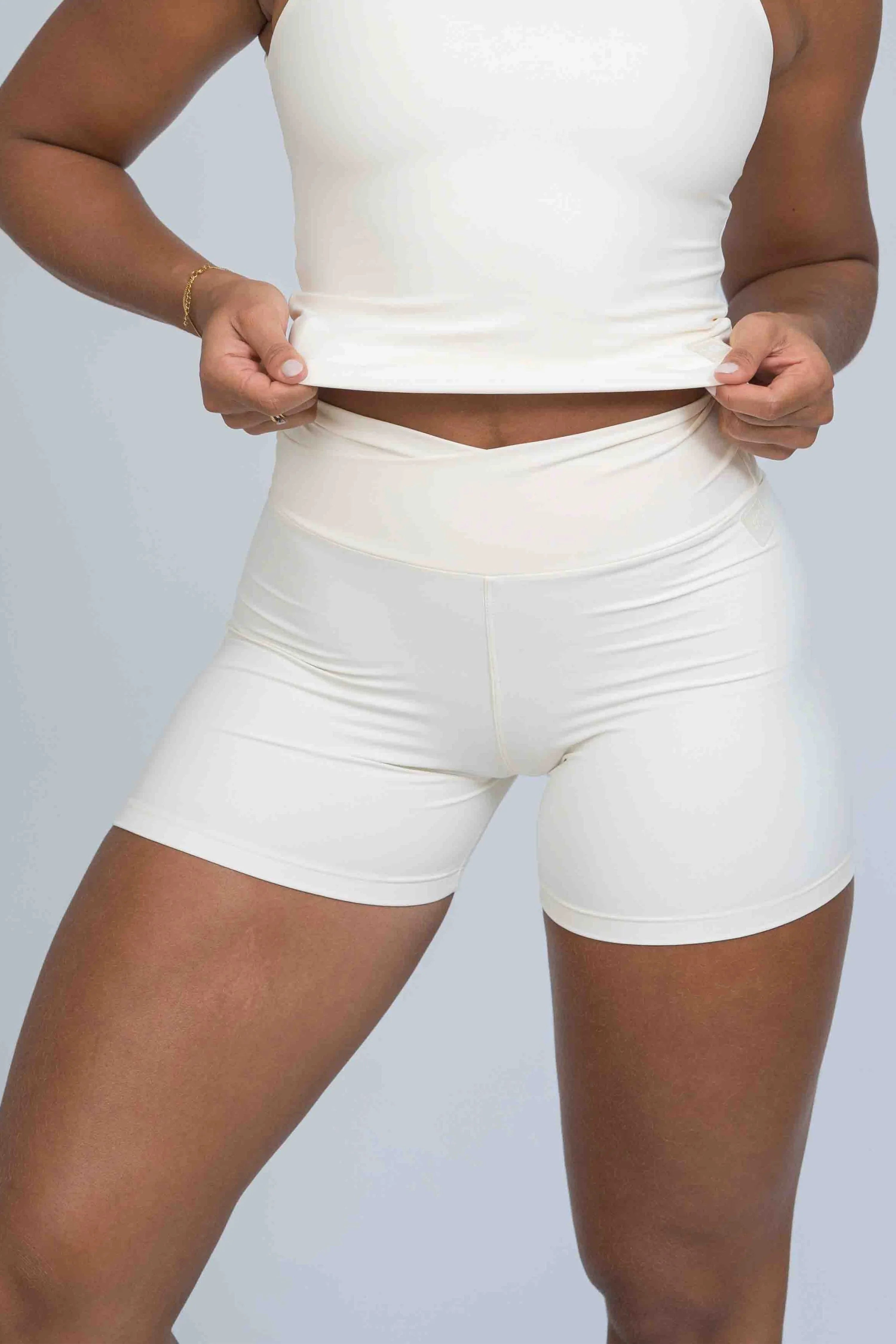 Short Fitness Move Off White empina bumbum