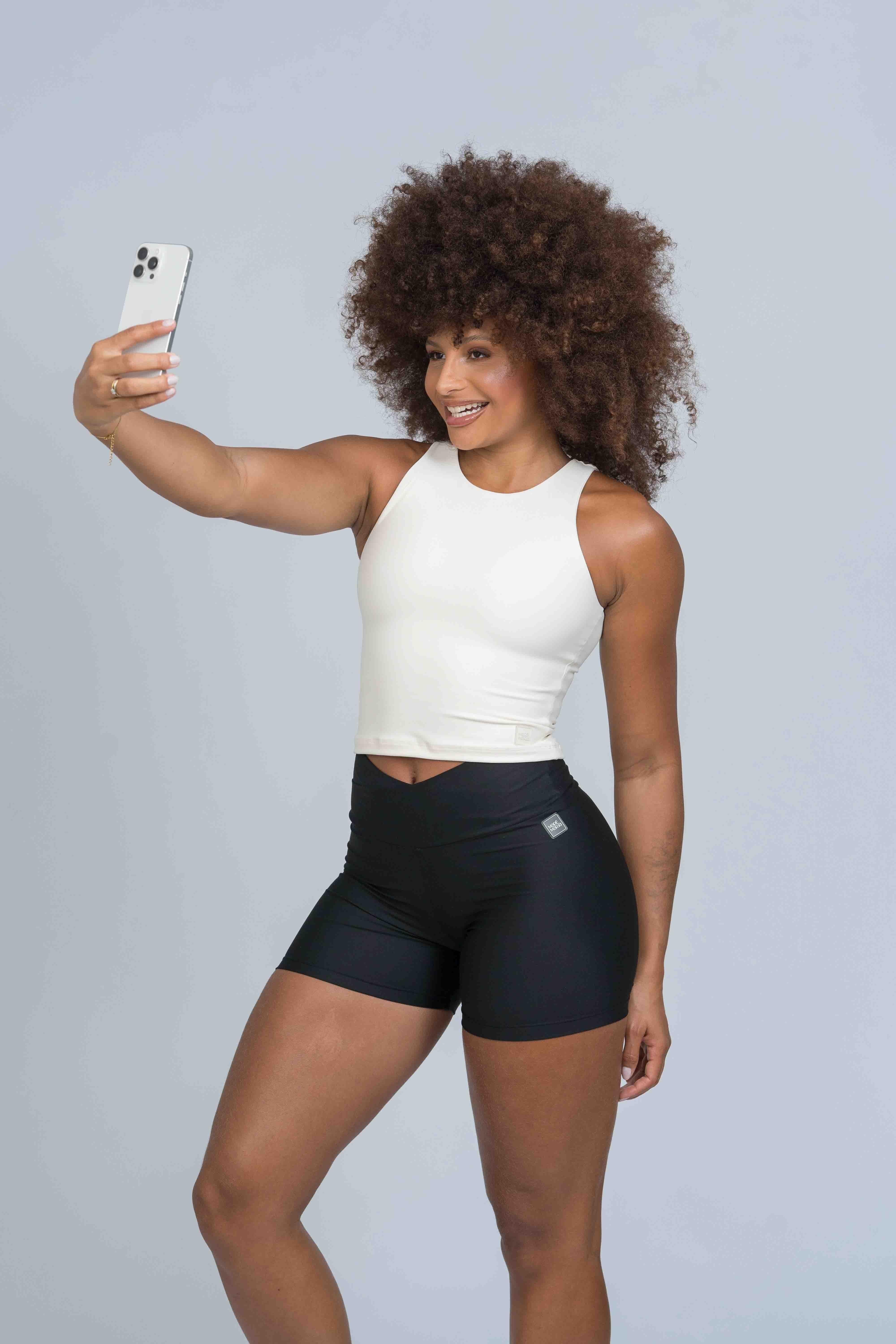 Short fitness Move Super Black empina bumbum
