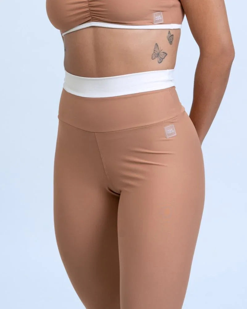 Calça legging fitness Duo Mocha Mousse com Off White empina