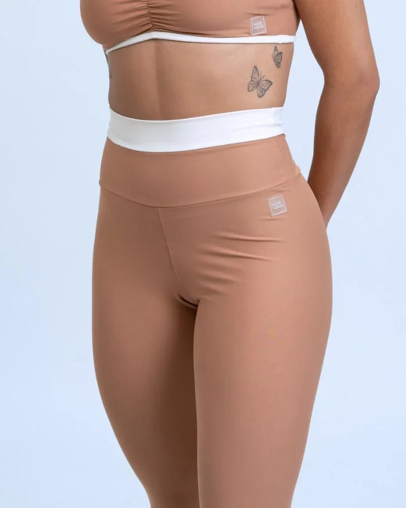 Calça legging fitness Duo Mocha Mousse com Off White empina