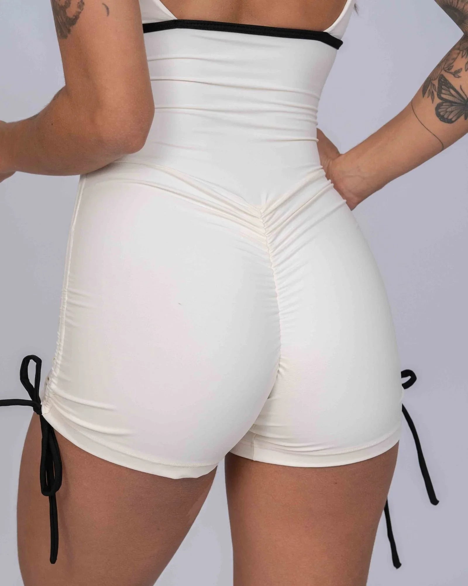 Macaquinho New Pérola Duo Off White com Super Black empina