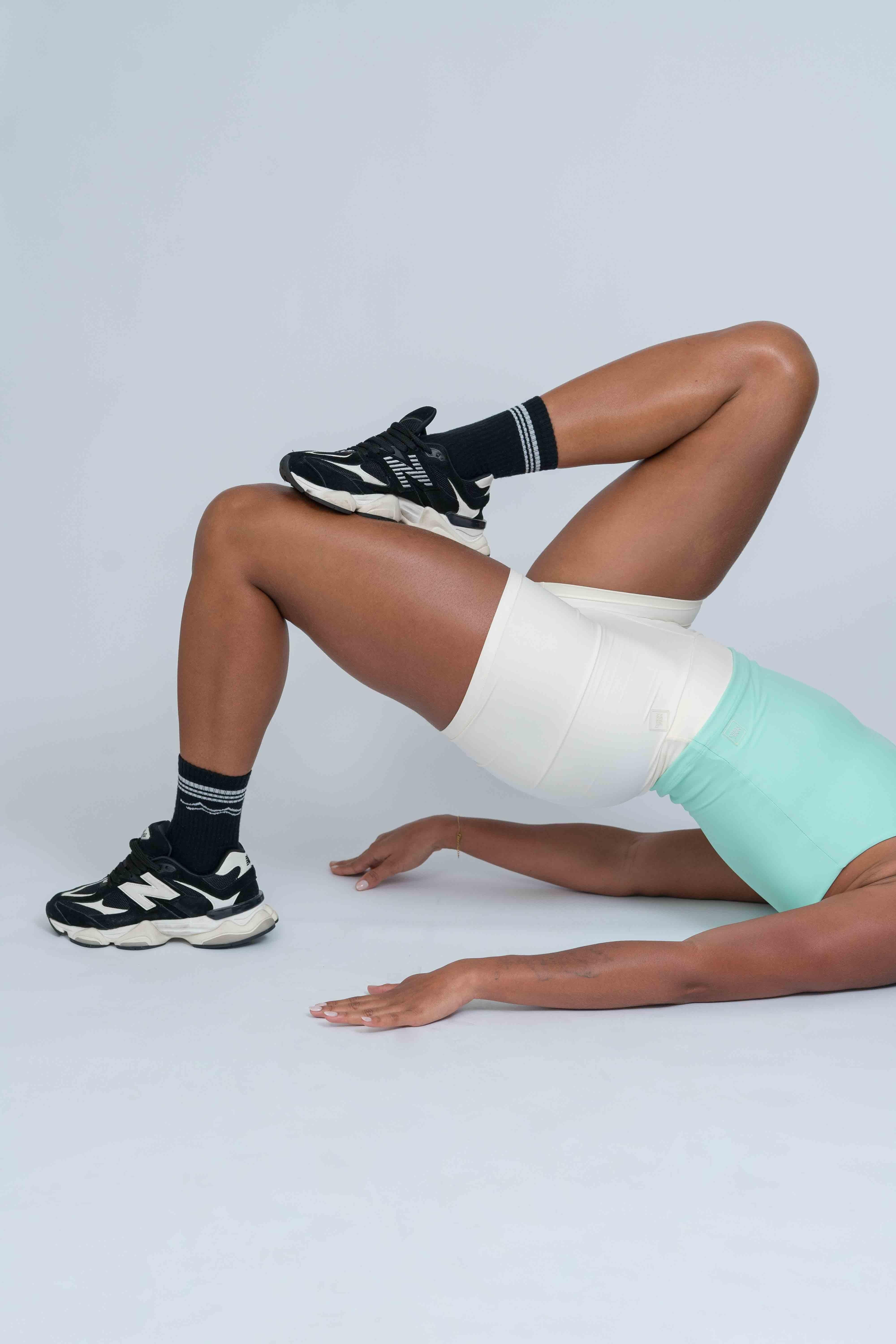 Short Fitness Move Off White empina bumbum