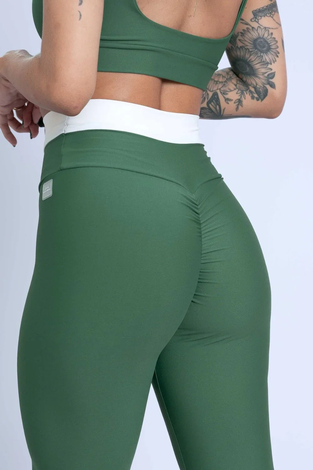 Calça legging fitness Duo Verde Militar com Off White empina bumbum