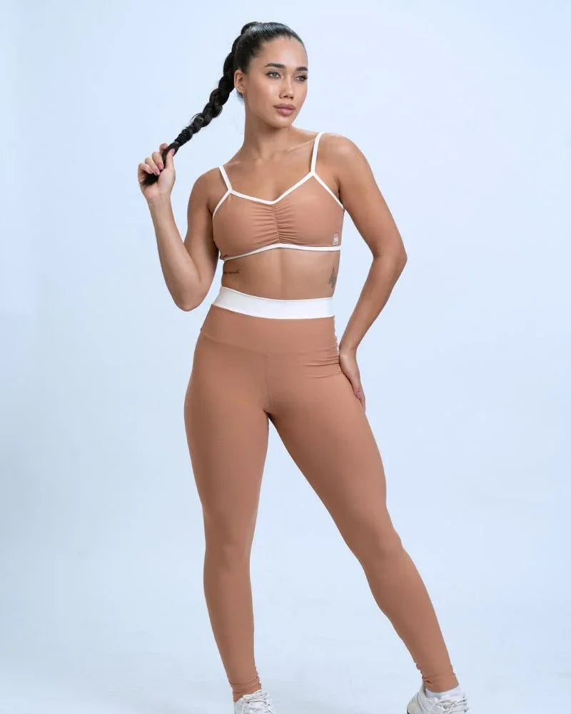 Calça legging fitness Duo Mocha Mousse com Off White empina