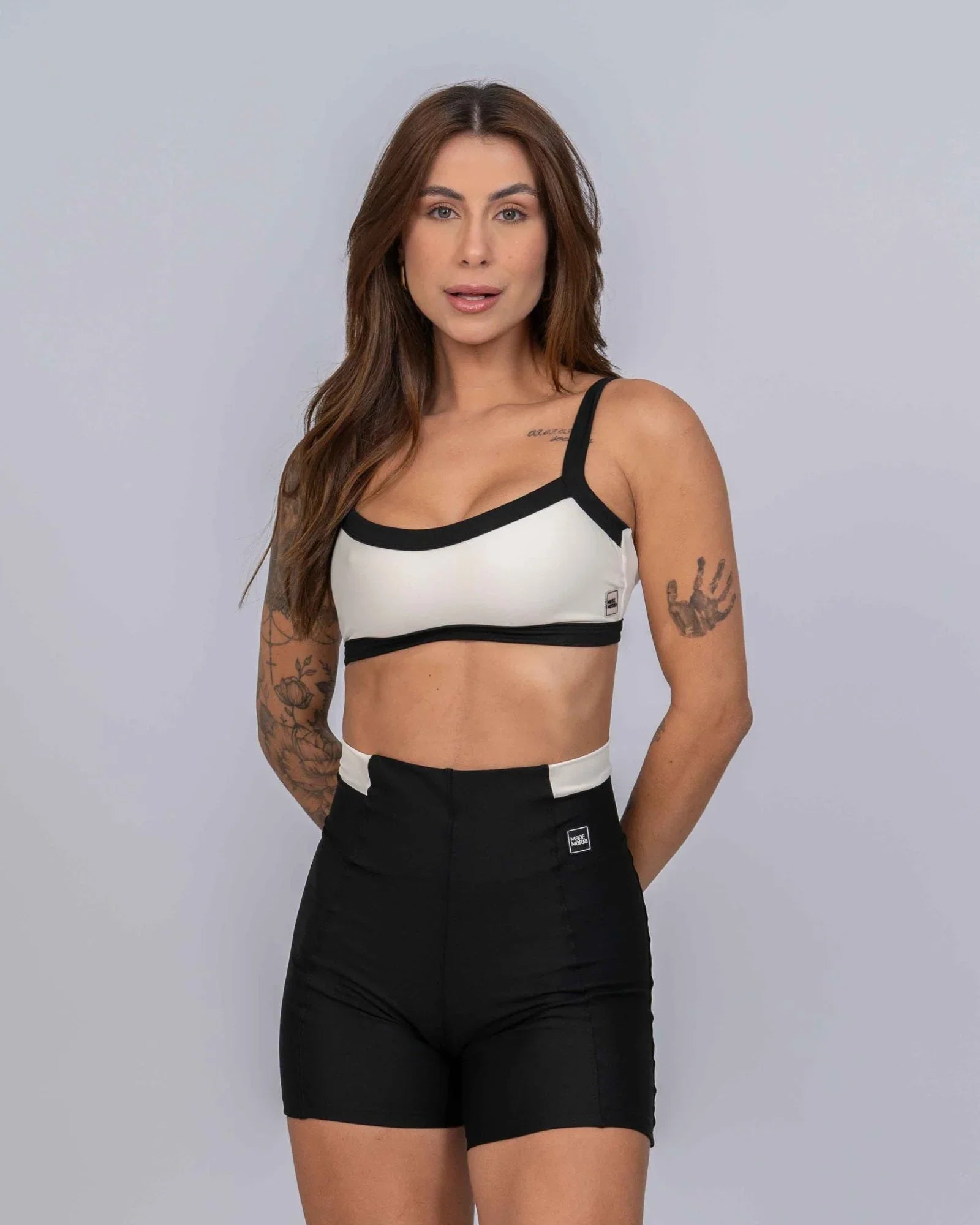 Short Fitness Classic Duo Super Black com Off White com compressão sem empina bumbum