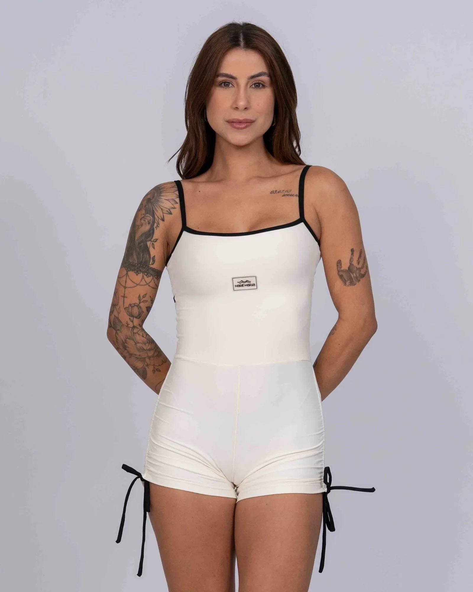 Macaquinho New Pérola Duo Off White com Super Black empina