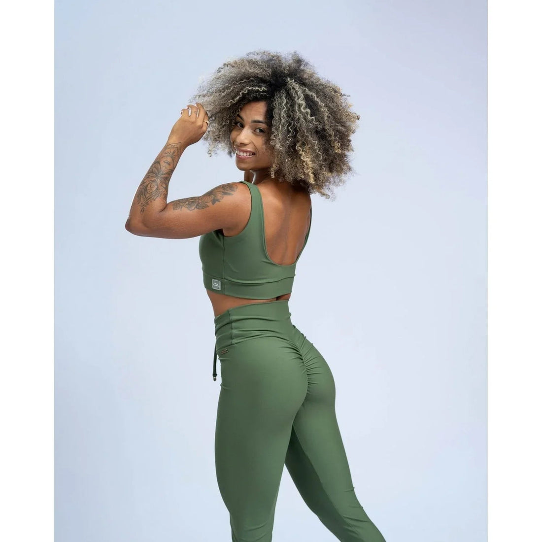 Calça Legging Fitness empina bumbum Slim Verde Militar